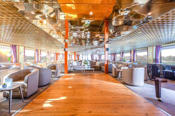 CroisiEurope MS La Belle de Cadix Lounge Bar with Dancefloor 8 ©Alberto Dastis.jpg